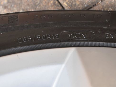 Used 2012 Volkswagen Touareg Sport image 41