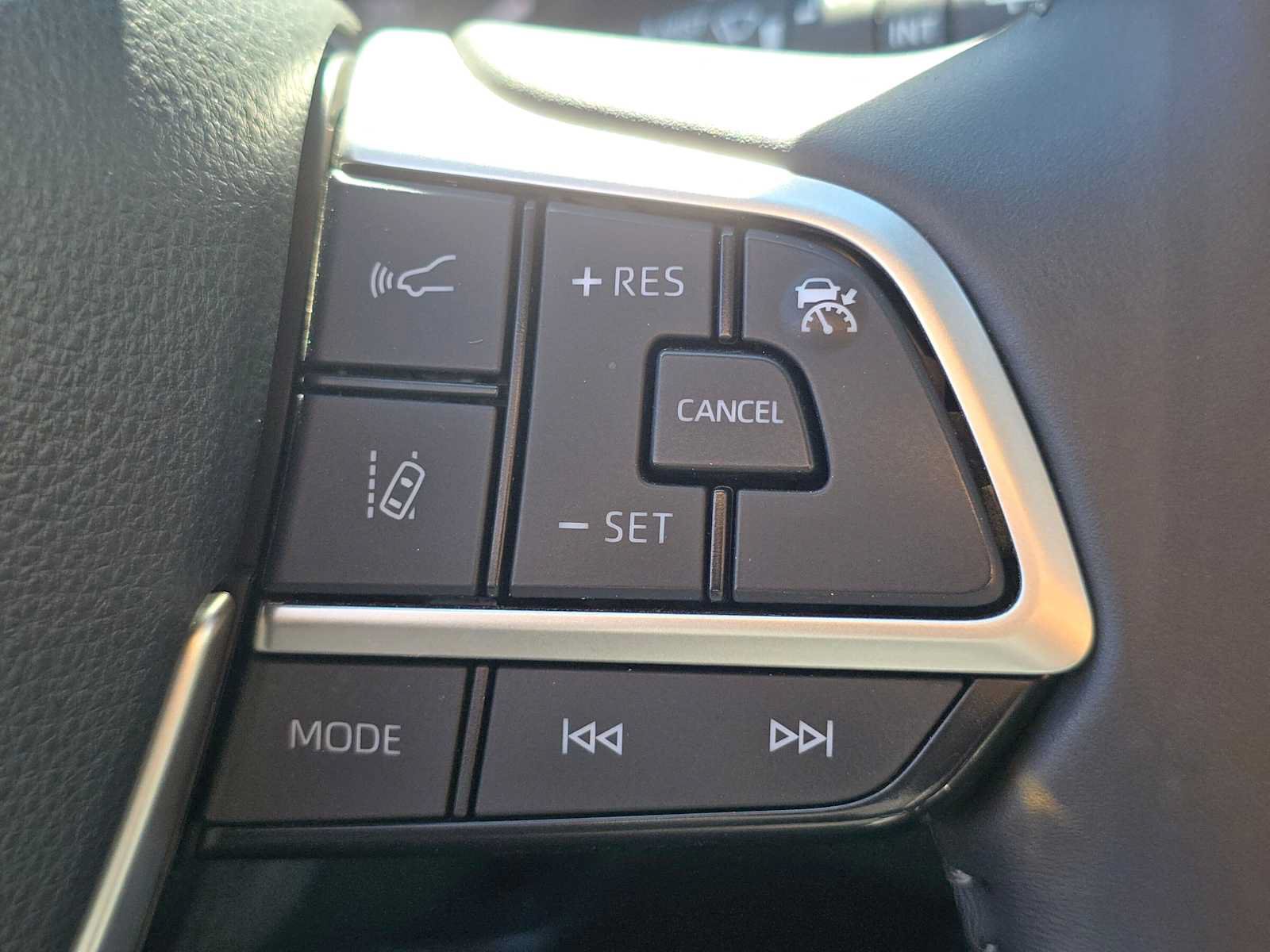 Used 2024 Toyota Highlander XLE FWD image 32