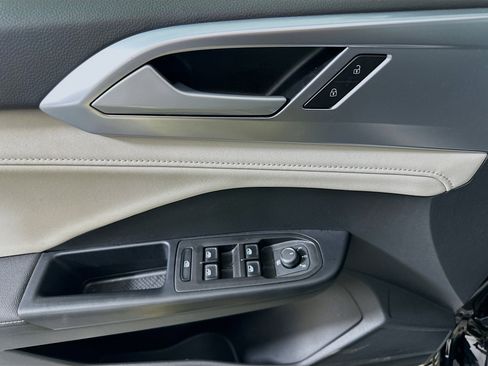 Used 2025 Volkswagen Taos SE image 15