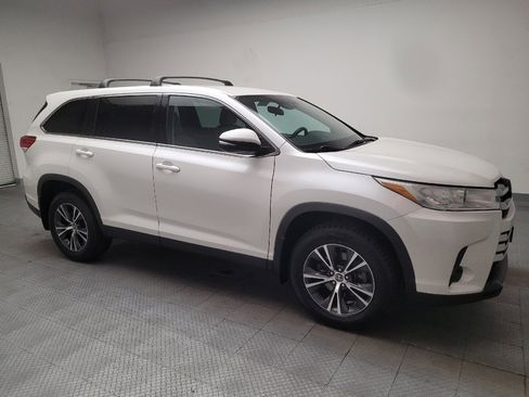 Used 2019 Toyota Highlander LE w/ Carpet Mat Package (TMS) FWD image 11