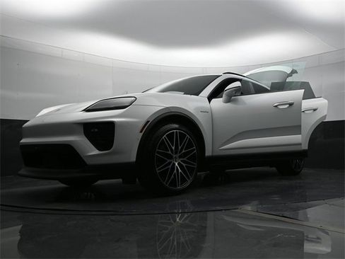 Used 2025 Porsche Macan Electric image 26