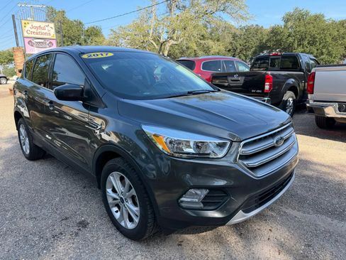 Used 2017 Ford Escape SE image 3