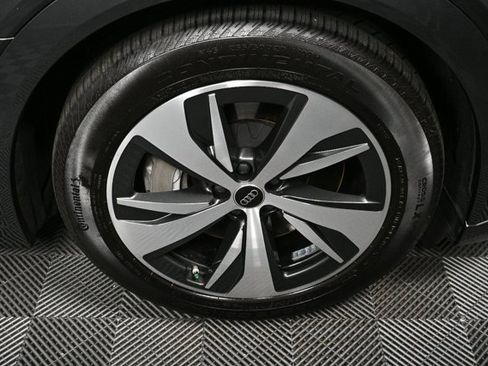 Used 2024 Audi Q8 e-tron Premium image 38