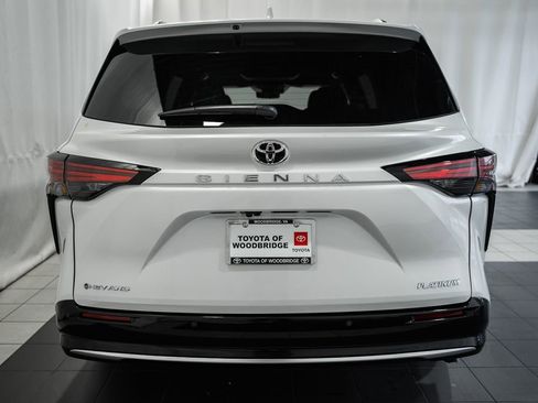 New 2026 Toyota Sienna Platinum image 5