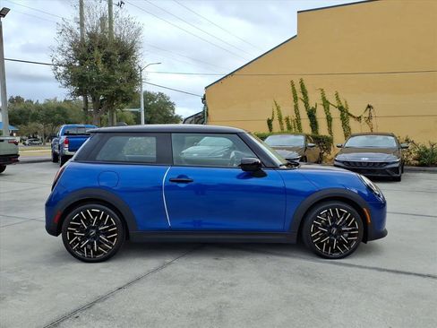 Used 2025 MINI Cooper 2-Door Hardtop image 8