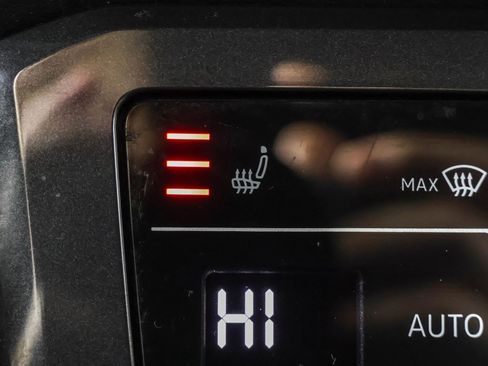 Used 2023 Volkswagen Tiguan SE image 31