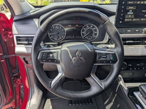 Used 2025 Mitsubishi Outlander SE FWD image 19