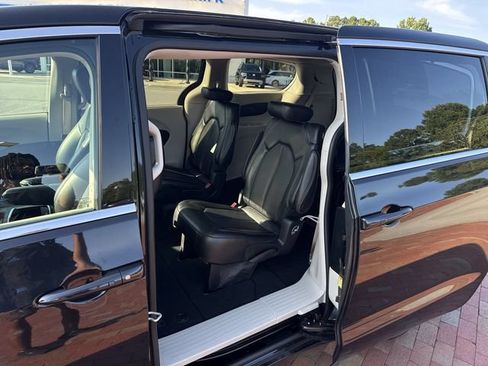 Used 2023 Chrysler Pacifica Touring-L FWD image 26
