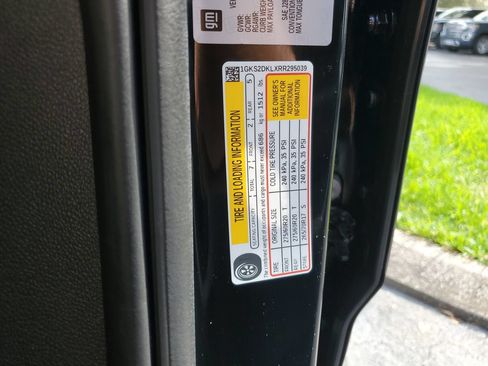 Used 2024 GMC Yukon Denali w/ Advanced Technology Package AWD/4WD image 32