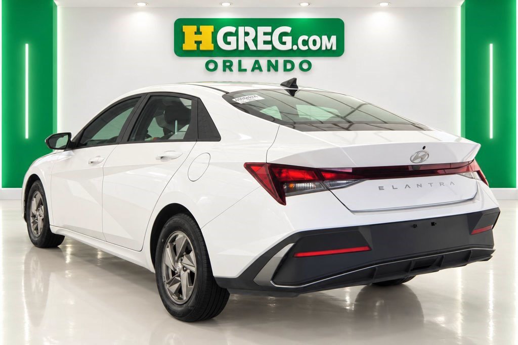Used 2024 Hyundai Elantra SE FWD image 2