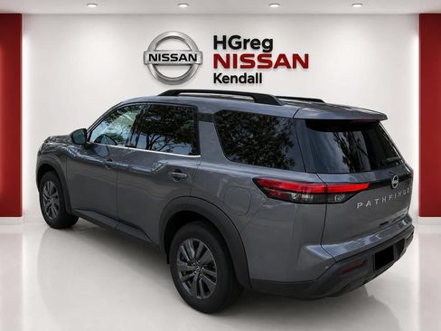Used 2024 Nissan Pathfinder SV FWD image 2