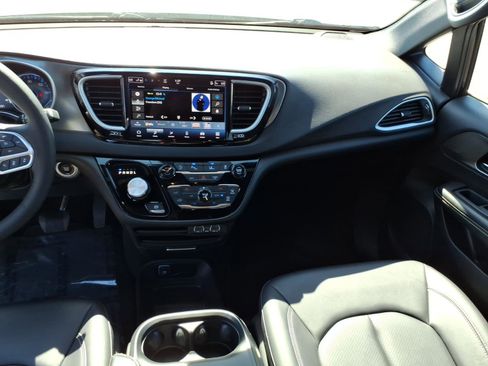Used 2025 Chrysler Pacifica Select FWD image 15