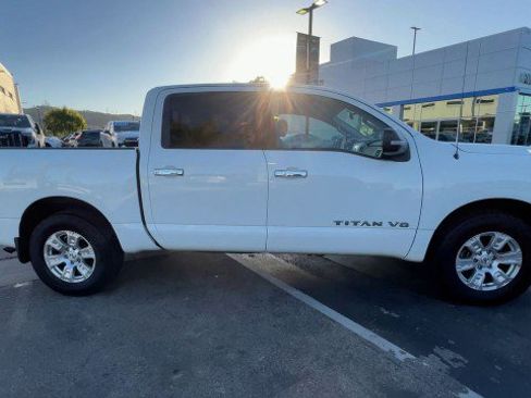 Used 2018 Nissan Titan SV image 9