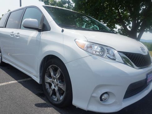 Used 2012 Toyota Sienna SE FWD image 3