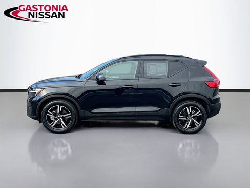 Used 2024 Volvo XC40 B5 Core image 5
