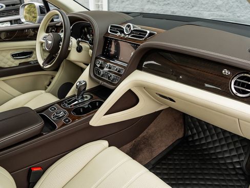 Used 2022 Bentley Bentayga image 2