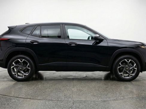 Used 2025 Chevrolet Trax LT FWD image 11