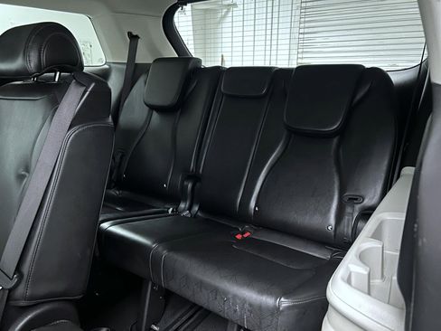 Used 2024 Kia Carnival LX image 18