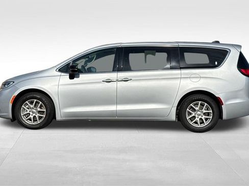 Used 2024 Chrysler Pacifica Touring-L image 7