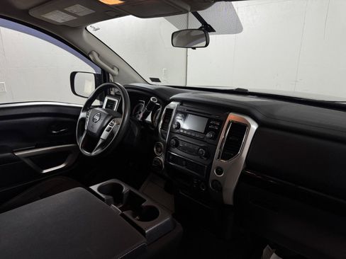 Used 2017 Nissan Titan SV image 53