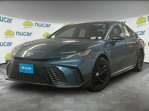 Used 2025 Toyota Camry SE image 3