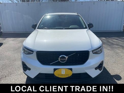 Used 2023 Volvo XC40 B5 Plus w/ Driver Assist Package AWD/4WD image 2