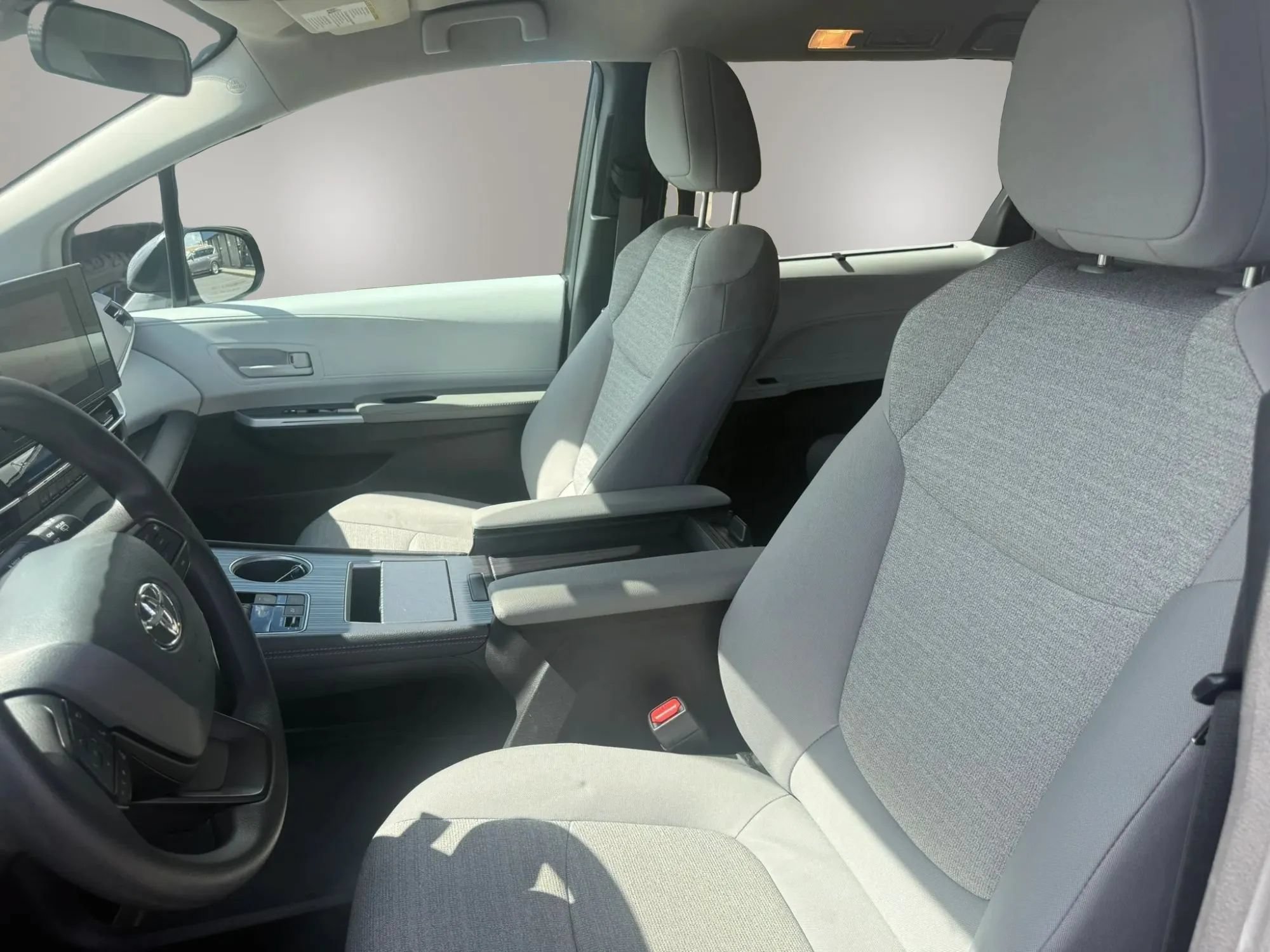 Used 2025 Toyota Sienna LE FWD image 17