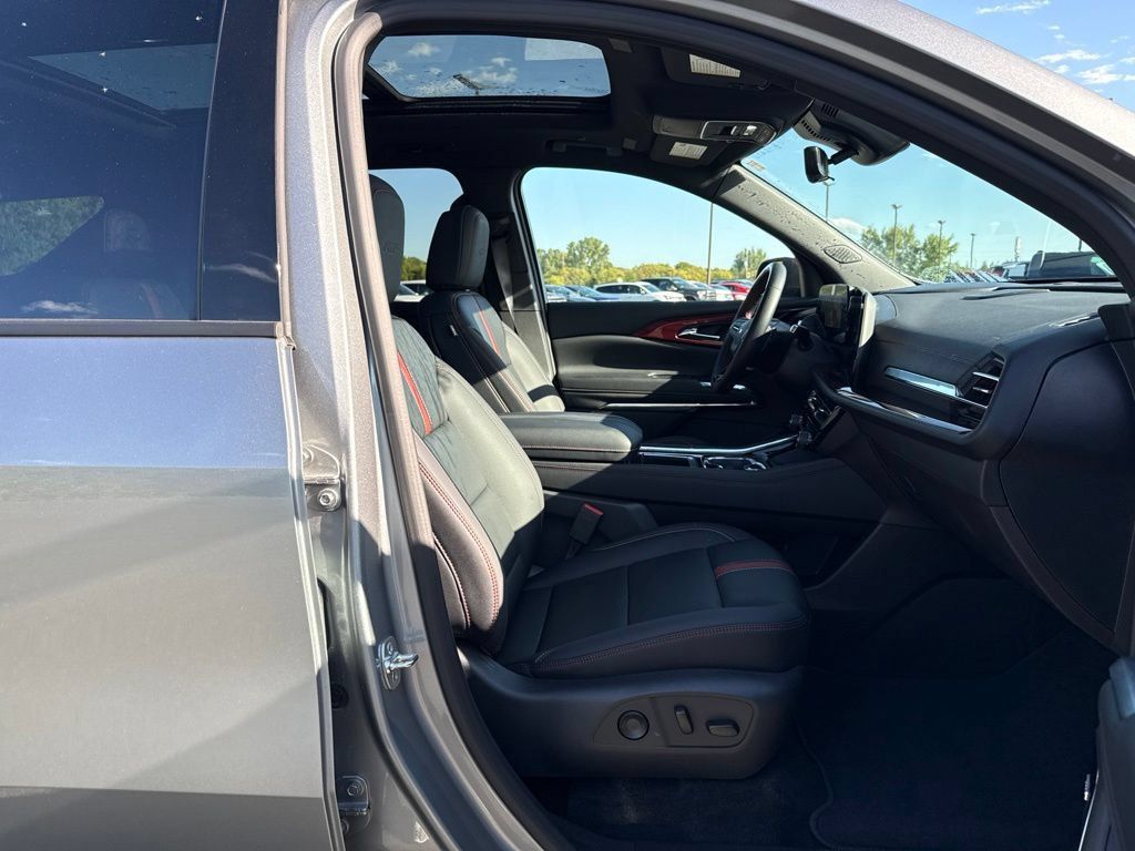 Used 2026 Chevrolet Traverse RS AWD/4WD image 11