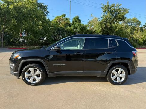 Used 2018 Jeep Compass Latitude w/ Cold Weather Group FWD image 3