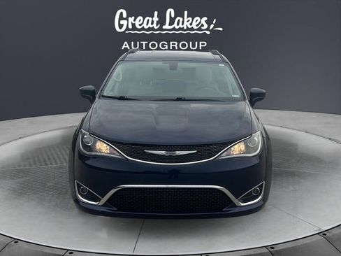 Used 2017 Chrysler Pacifica Touring-L w/ Tire & Wheel Group FWD image 8