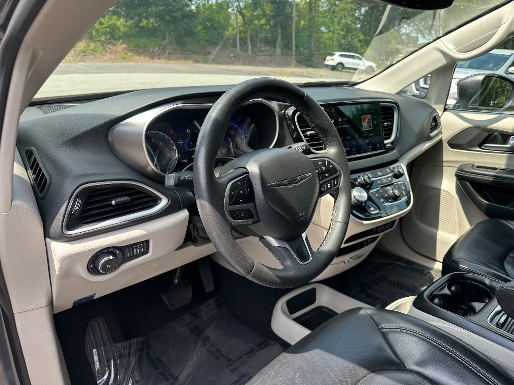 Used 2022 Chrysler Pacifica Touring-L FWD image 11