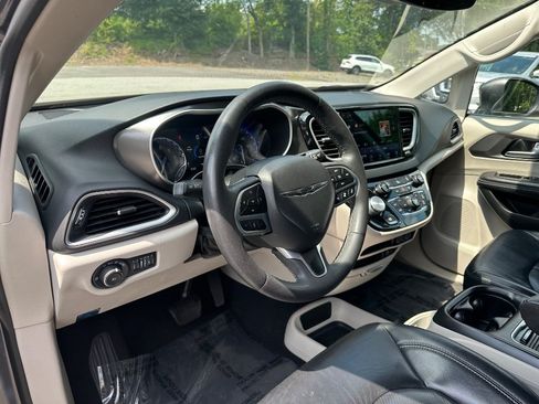 Used 2022 Chrysler Pacifica Touring-L FWD image 11