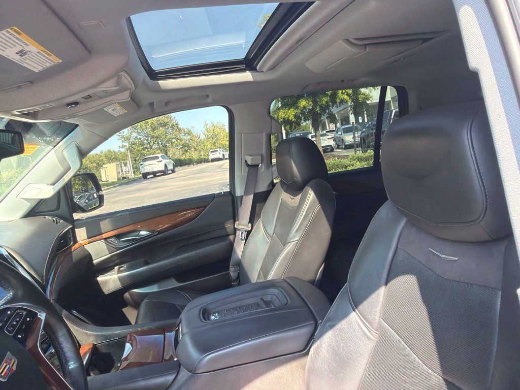 Used 2016 Cadillac Escalade Luxury RWD image 9