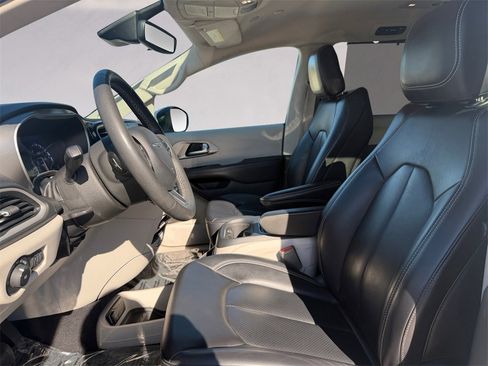 Used 2023 Chrysler Pacifica Touring-L image 10