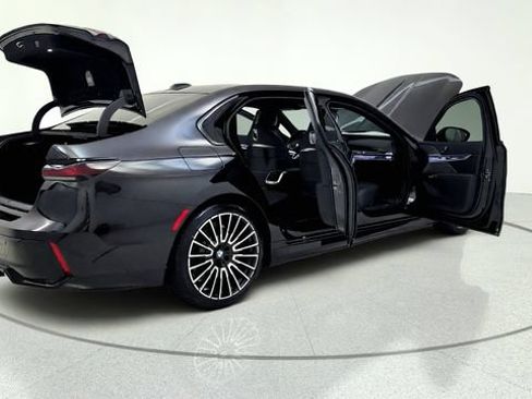 Used 2025 BMW i7 xDrive60 w/ Executive Package RWD image 19