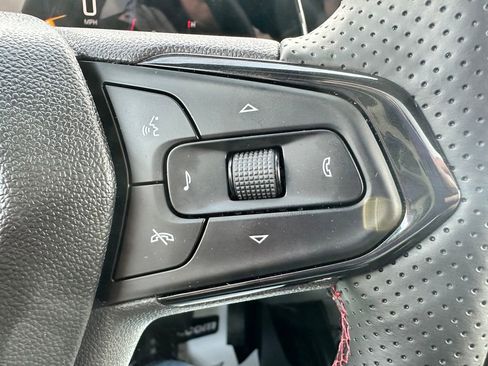 Used 2025 Chevrolet Trax RS w/ Sunroof Package image 11