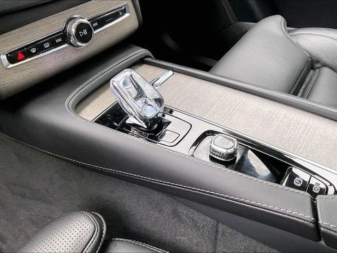 Certified 2024 Volvo XC90 B6 Ultimate w/ Protection Package Premier image 18