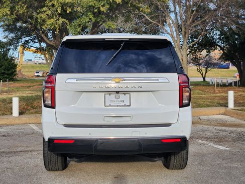 Used 2021 Chevrolet Suburban LT image 6