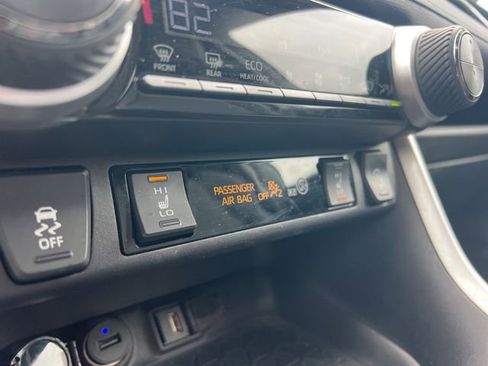 Used 2021 Toyota RAV4 XLE Premium image 22
