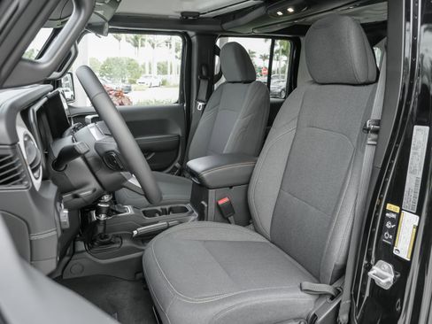 Used 2025 Jeep Wrangler Unlimited Sahara AWD/4WD image 7