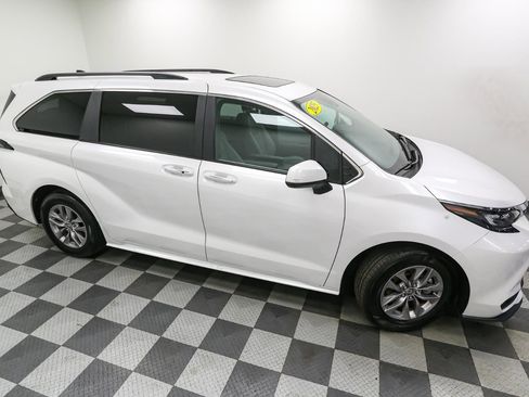 Used 2025 Toyota Sienna XLE image 5