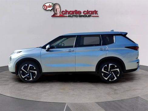 Used 2023 Mitsubishi Outlander SE image 2