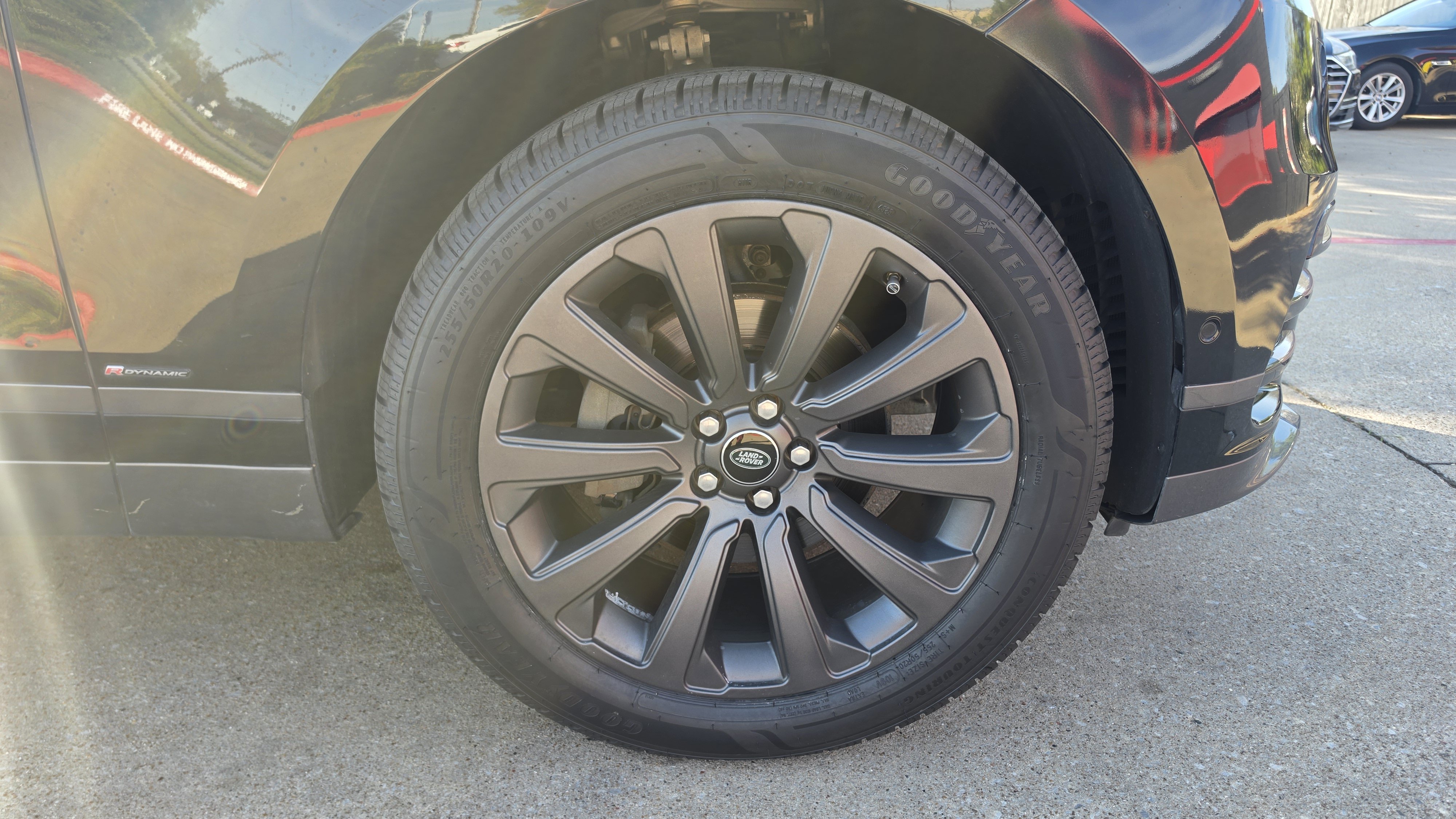 Used 2018 Land Rover Range Rover Velar R-Dynamic SE AWD/4WD image 16