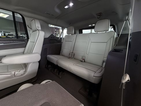 Used 2023 GMC Yukon XL Denali image 31