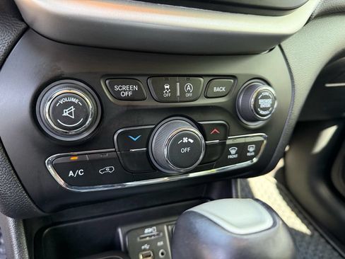Used 2017 Jeep Cherokee Trailhawk w/ Cold Weather Group AWD/4WD image 26
