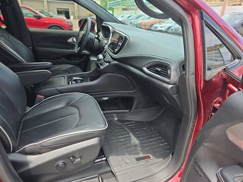 Used 2022 Chrysler Pacifica Limited w/ S Appearance Package FWD image 35