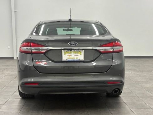 Used 2017 Ford Fusion SE w/ Fusion SE Technology Package FWD image 3