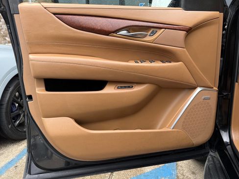 Used 2016 Cadillac Escalade Platinum AWD/4WD image 34