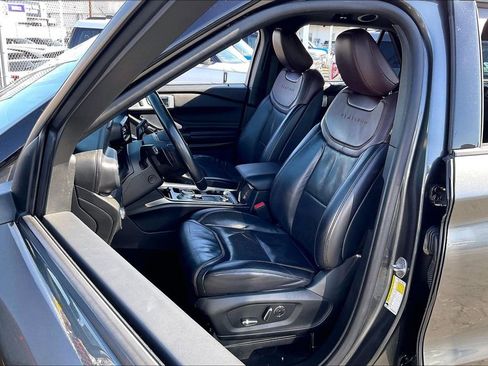 Certified 2020 Ford Explorer Platinum w/ Premium Technology Package image 23