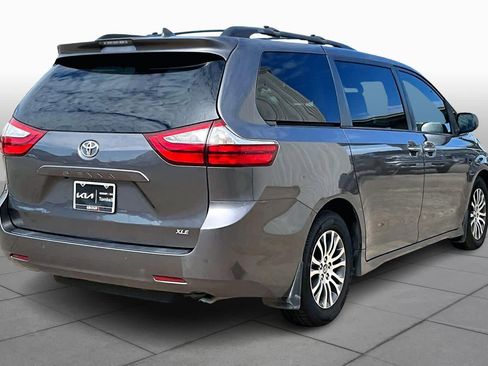 Used 2018 Toyota Sienna XLE Premium image 12